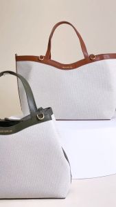 PETCHPLOY - Astre Bag กระเป๋าสะพายทรงคลาสสิก ผสมผสานเสน่ห์ความหรูหรากับฟังก์ชันการใช้งาน ผลิตด้วยผ้าลินินระดับพรีเมียม จุของได้เยอะ สไตล์มินิมอล เหมาะกับทุกลุค