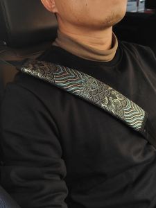 Màu Đen Thêu Satin Dây An Toàn Ô Tô Vai Vỏ Bảo Vệ Đa Năng Bốn Mùa Tùy Chỉnh Nội Thất Ô Tô Sửa Đổi