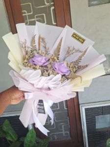 buket coklat Silverqueen kado hadiah Valentine bunga kering asli estetik