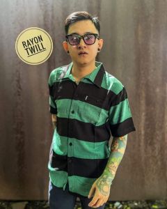 kemeja salur pria keren kekinian/kemeja Hawaii pria santai bahan rayon/kemeja salur cowok kekinian lengan pendek