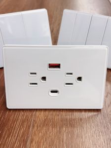 ช่องจ่ายไฟแบบยูเอส 15A สำหรับใช้ในบ้าน 118 แบบ แผงใหญ่ กระจกเต็มจอ 110V ช่องจ่ายไฟแบบหกหลักพร้อม Type-c