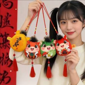 จี้ตุ๊กตายัดไส้ราศีม้า2026ปีม้ามาสคอตตรุษจีนจี้นำโชคเด็กของขวัญ (มีในสต็อก)