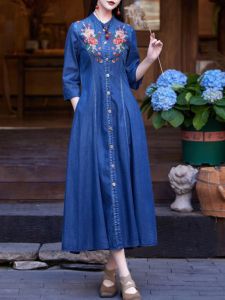 ชุดเดรสยีนส์ปักลายสไตล์จีนใหม่สำหรับผู้หญิง ฤดูใบไม้ผลิและฤดูใบไม้ร่วง กระโปรงทรงเอยาว คอวี แขนยาว กระดุมเดียว