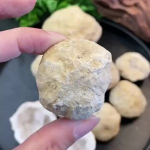 Trứng Thạch Anh Kiểu Morocco Hình Dạng Tự Nhiên Thô Có Tinh Thể Thạch Anh Bên Trong Trang Trí Retro.