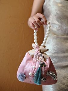 กระเป๋าสะพายข้างผ้าซาติน UGALS แฟชั่นใหม่สไตล์จีน กระเป๋าถือรูปดอกไม้ประดับเพชร กระเป๋าสะพายข้างทรงกลมสะท้อนแสงเพชร