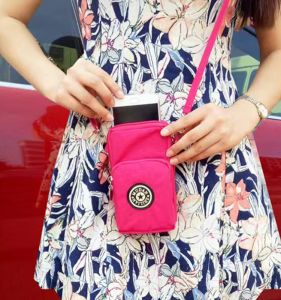 กระเป๋าโทรศัพท์มินิแนวตั้งสําหรับผู้หญิงพร้อมซิปเปอร์สามชั้น วัสดุหมุนกันน้ํา Oxford อุปกรณ์แฟชั่นหลากหลาย