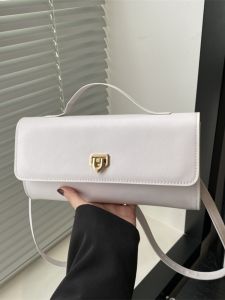 กระเป๋าสะพายข้างผู้หญิงทรงสี่เหลี่ยมเล็กแบบหนัง PU สุดหรู กระเป๋าสะพายข้างแบบลำลองสำหรับเดินทาง ปิดด้วยหัวเข็มขัด ลายดอกไม้ กระเป๋าสะพายข้างสุดเทรนด์