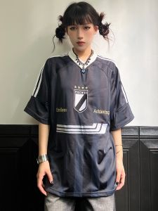 เสื้อยืดคอวีลายทางหลวมๆ สไตล์ฤดูร้อนสำหรับทั้งชายและหญิง เสื้อยืดคอกลมแขนสั้นผ้าฝ้ายแบบลำลองสำหรับเล่นกีฬาในชีวิตประจำวัน