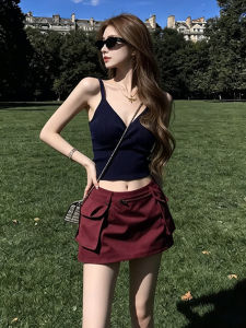 Karrar betsey | Bộ Đồ Hè Áo Vest Knit Cổ V Màu Xanh Hải Quân và Chân Váy Công Sở Màu Đỏ