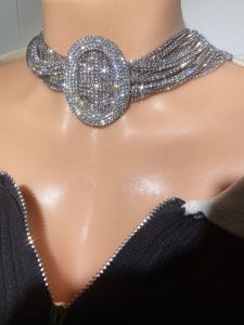 แฟชั่นรุ่นกว้างเพชร Studded สร้อยคอผู้หญิงฉูดฉาดสั้นรูปไข่สายรัดฝังอัญมณีเทียม