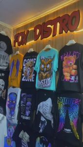 Baju Atasan Kaos T-Shirt Pria Distro Motif EAT ME GRAFITY Warna Hitam Lengan Pendek Terbaru Bahan Katun Combed - Kaos Distro Oversize - Kaos Distro Bahan Katun - Fox Distro