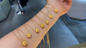 Original 18k Saudi Gold Pawnable Legit Small Peach Blossom Necklace Gold Female Transfer Bead Pendant Saudi Gold Clavicle Chain Girlfriend Couple Birthday Gift