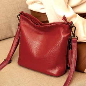 กระเป๋าถังขนาดเล็กสําหรับผู้หญิงสไตล์ยุโรปและอเมริกันที่ทันสมัยจากหนังวัวอ่อนพร้อมสายสะพายไหล่และโบว์