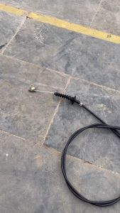 Dây ga 1 đầu nhựa vuông đen 1 đâu ren dài 22 25m lắp cho các loại xe ô tô