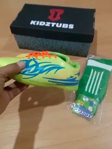 KIDZTUBS Sepatu Futsal Anak Paket Komplit Sepatu Futsal Tas Skin Deker Kaos Kaki Usia 6-10 Tahun Size 28 29 30 31 32 33 34 35 36 37 KDZ2011122424