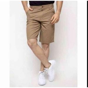 Celana Pendek Pria Dewasa Chino Hitam dengan Detail Kantong dan Gesper Cocok untuk Aktivitas Santai.