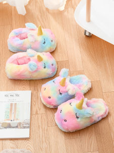 รองเท้าแตะผ้าฝ้ายหนาแบบมีหัวเข็มขัด รองเท้าแตะผู้หญิงในบ้าน ฤดูหนาว 2024 รองเท้าแตะผ้าฝ้ายนุ่ม ทรงสัตว์มีหาง ความหนาแน่นของเส้นใยโพลีเอสเตอร์ 100%