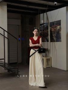 Luhe Port V-neck Knitted T-shirt And Lamor Half Skirt Fashion Set for Women in Their Late Twenties And Early Thirties