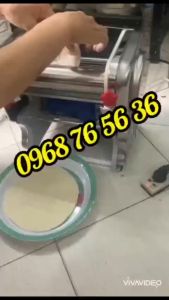 Máy cán bột làm pizza ép bột làm vỏ bánh bao vỏ há cảo sủi cảo chạy điện