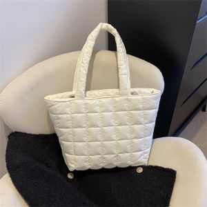 Fashionable Large Capacity Womens Tote Bag Commuter Single Shoulder Bag Casual Canvas Purse Zipper Closure Soft Handbag