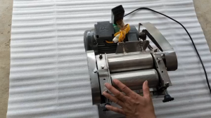 Máy cán mực chạy điện - Máy ép mực nướngmực rim sử dụng mô tơ giảm tốc