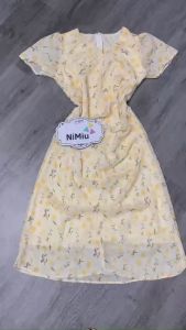 ĐẦM THỜI TRANG NỮ MẶC ĐI CHƠI MÁT MẺ NGÀY HÈ CHẤT VOAN HOA NHÍ VÀNG NHẠT CÓ LỚP LÓT CỔ V TAY NGẮN XẾP EO