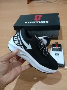 Sepatu Sekolah Anak Laki-laki: Model & Bahan