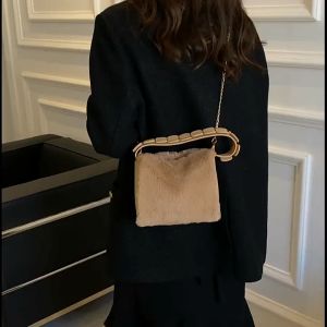 Tas Bahu Selempang Fluffy Bulu Soft Lucu: Panduan Lengkap