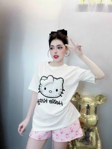 bộ đồ nữ mùa hè thêu helokity đính nút mix quần đùi kaki/ sét quần đùi kaki mix áo thun thêu helokity