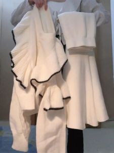 Bộ Đồ Hai Mảnh Dệt Kim Phong Cách Hàn Quốc Cho Nữ Mùa Xuân 2025 Áo Len Cardigan Hở Vai Và Chân Váy Đuôi Cá Thời Trang