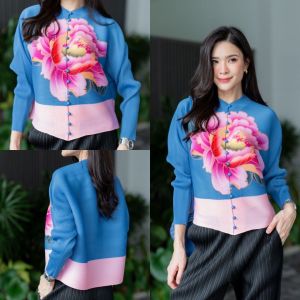 เสื้ออัดพลีทเนื้อดี งาน AA Premium แบบงานแบรนด์ สไตล์มาดาม สวย เรียบหรู ✨✨✨✨✨ เสื้อแพตเทิร์น คอกลม แขนยาว กระดุมปั๊มสีเดียวกับตัวชุด ดีเทล ปังๆ ด้วยการตัดสี ทูโทน และพิมลาย 🌸 ดอกเหมย จักรพรรดิ เลอค่า มหาราณี ดูดีมากกก ** งานเกรด Premium อัดย้ำ