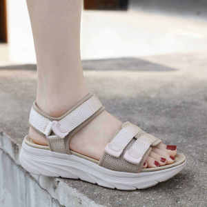 รองเท้าแตะส้นกลางหนังสำหรับผู้หญิง รองเท้าแตะส้นหนาแบบสวมสบายสำหรับนักเรียน รองเท้าแตะแบบมีหัวเข็มขัดแบบมีแมジค์ที่สวมใส่สบายสำหรับกลางแจ้ง