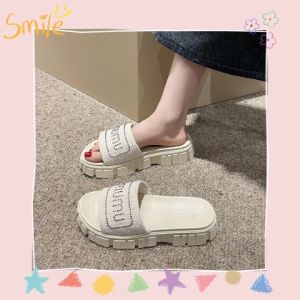 ฝูงผู้หญิง รองเท้าสุดเท่สาย คาดติดฟ้อน เม็ดเพชร ต้องมีติดบ้าน