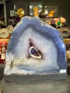 very nice thick crystal with clear transparent rutilated crystal cave💦水土形💯天然玛瑙紫晶洞 双峰头顶带着原矿共生✅ 玛瑙厚度4cm  洞里晶体也带有很多钛晶✅ (如定制实木底座另加RM60/pc)  高height: 30.5cm  宽width: 30.5cm x 12.5cm   洞hole: 5cm  重weight: 15.6kg  📍Johor Bahru 区可自行取货 geode或邮寄服务