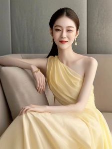 ชุดเดรสยาวไหล่ข้างเดียวสีเหลืองสไตล์ฝรั่งเศส ชุดราตรียาวหรูหรา ฤดูร้อน 2025 ชุดเดรสยาวหรูหราสไตล์ฝรั่งเศส