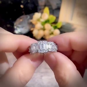 Huitan Fashion Promise Rings for Women Silver Color Band with Dazzling White Cubic Zirconia Statement Finger-ring Female Jewelry