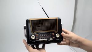 Radio 527BTS FM/AM/SW Player Portabel Retro Solar Pengisian dengan Senter Kartu Speaker Bluetooth