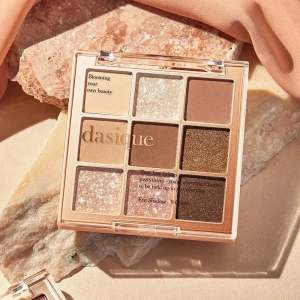 (ของแท้/พร้อมส่ง) Dasique Eye Shadow Palette – 9 Colors พาเล็ตต์โทนน้ำตาล–ทองสุดหรู แต่งได้ทุกลุค สวยฟุ้งแบบสายเกา มือ1 จากช็อปเกาหลี