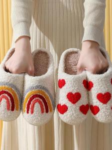 รองเท้าแตะบ้านผ้าขนแกะสีรุ้งแบบหนาสำหรับผู้หญิงในฤดูหนาว รองเท้าแตะแบบสวมหัวสไตล์เกาหลี สวมใส่สบาย สไตล์ไมโครฟเบอร์รี่ หมากฝรั่ง