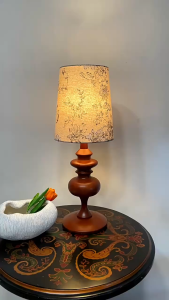 จีนโบราณพิมพ์ผ้าโคมไฟตั้งโต๊ะห้องนอนวินเทจหัวเตียงความรู้สึกพรีเมี่ยมแสงหรูหราห้องนั่งเล่นไม้เนื้อแข็งตกแต่งเครื่องประดับบรรยากาศแสง