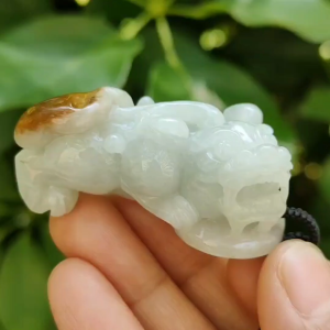 Pixiu Jadeite Carving – Wealth & Protection Symbol Natural Type A (Certified 183318157 - SKU:pendant399)