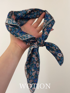 Wo Tion | Retro Literary Daisies Silk Scarf