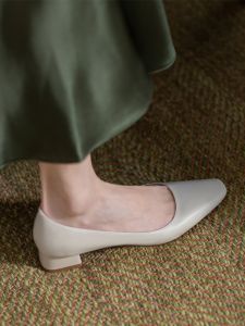 รองเท้าส้นเตี้ยหัวเหลี่ยมหนังแท้สำหรับผู้หญิง รองเท้าทำงานฤดูใบไม้ร่วง/ฤดูหนาว สีขาว รองเท้าส้นสูงแบบลำลอง สีดำ ไซส์ใหญ่ 41-43