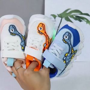 🔥พร้อมส่งจากไทย🔥รองเท้าผ้าใบเด็กผู้ชายมีไฟ led รูปแบบไดโนเสาร์ ระบายอากาศได้ เหมาะสำหรับสาว ๆ