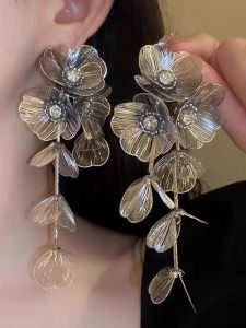 ต่างหูรูปดอกไม้สีทองสไตล์จีนใหม่ ต่างหูยาวประดับลูกไม้ ต่างหูแฟชั่นสำหรับผู้หญิง ต่างหูแบบไฮเอนด์สำหรับเจ้าสาว