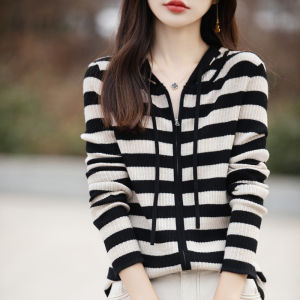 เสื้อคาร์ดิแกนถักคอวีผ้าขนสัตว์สีดำขาว ทรงหลวม แขนยาว ปกติ ฤดูใบไม้ผลิ 2025 สำหรับผู้หญิง