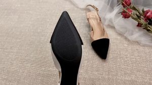 เท้าอ้วน + 1 รุ่นA54 รองเท้าผู้หญิง รองเท้าส้นสูง สไตล์ฝรั่งเศสแฟชั่น หัวแหลม เข้ารูป แต่งหัวเข็มขัด 2025มาใหม่