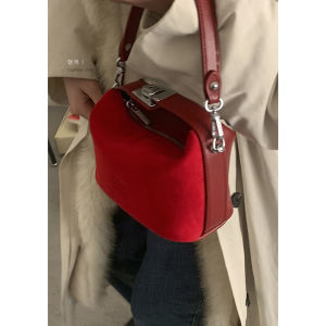 กระเป๋าสะพายข้างผ้าขนสัตว์สีแดงสำหรับผู้หญิงในช่วงเทศกาลปีใหม่ กระเป๋าสะพายข้างแบบสะพายข้าง กระเป๋าใส่อาหารสำหรับเดินทาง กระเป๋าสะพายข้างแบบลำลอง