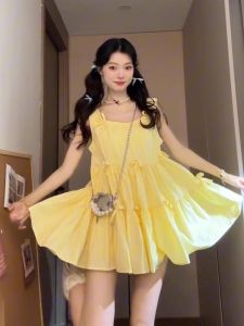 ชุดเดรสแขนกุดสีเหลือง กระโปรงสั้นทรงเอ ผูกโบว์ผีเสื้อ ทรงหลวม ฤดูใบไม้ร่วง 2025 แฟชั่นใหม่ ชุดเดรสผู้หญิง ชุดเดรสแขนกุด