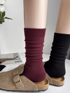 ถุงเท้าผู้หญิงสีแดงครึ่งแข้ง ถุงเท้าลายทางสีน้ำตาล ถุงเท้าข้อสั้นฤดูใบไม้ผลิและฤดูใบไม้ร่วง ถุงเท้าผู้หญิงแบบลำลอง